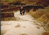 Остатки жилого комплекса. Видны контуры стен и фундамент.